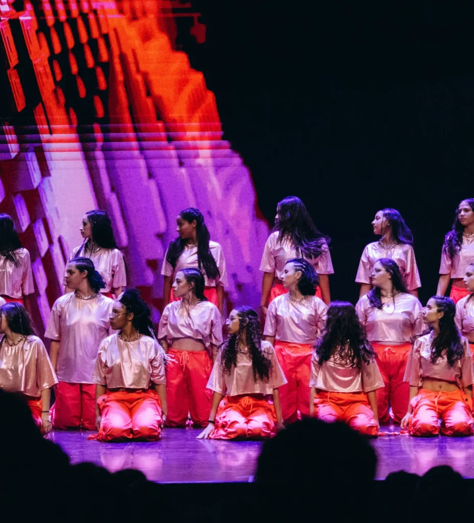 escola dança jovens na zona leste